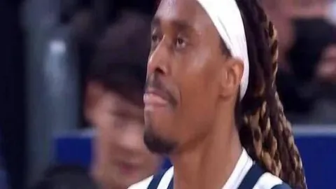 世预赛足球：中国队备战新闻发布与训练盛况